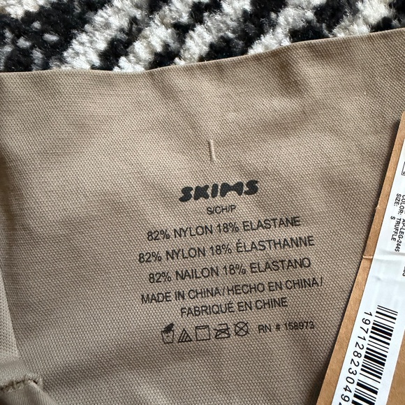SKIMS Soft Smoothing Seamless Leggings - Picture 2 of 5